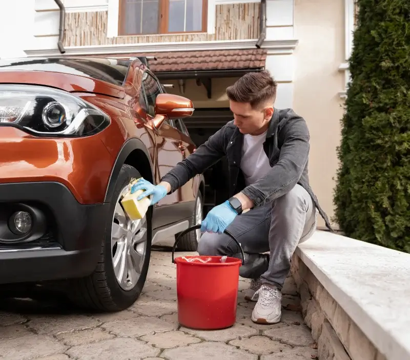 Lavage auto à domicile Grande-Rivière Château : professionnel intervenant sur un véhicule